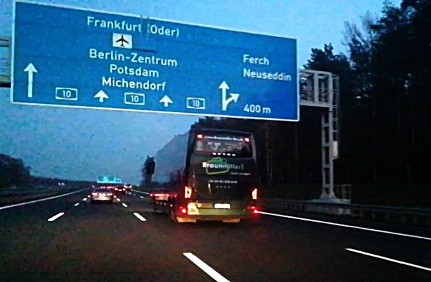 DRHV-Mannschaftsbus fährt auf der Autobahn nach Berlin DRHV-Mannschaftsbus fährt auf der Autobahn nach Berlin