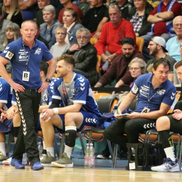 Uwe Jungandreas an der Seitenlinie in der Anhalt Arena