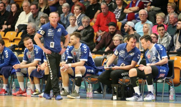 Uwe Jungandreas Seitenlinie Anhalt Arena Uwe Jungandreas an der Seitenlinie in der Anhalt Arena