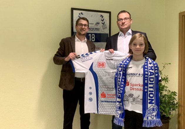 IHM GmbH Trikotsponsor Sebastian Glock und Mirko Mathias präsentieren die IHM GmbH als neuen Trikotsponsor