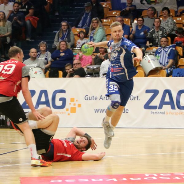 Max Scheithauer beim Wurf gegen den HSV Hannover
