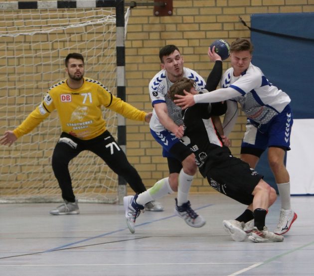 Verteidigung vs HSG Ostsee Timo Löser und Jörn Persson verteidigen ihren Gegenspieler im Spiel gegen die HSG Ostsee N/G