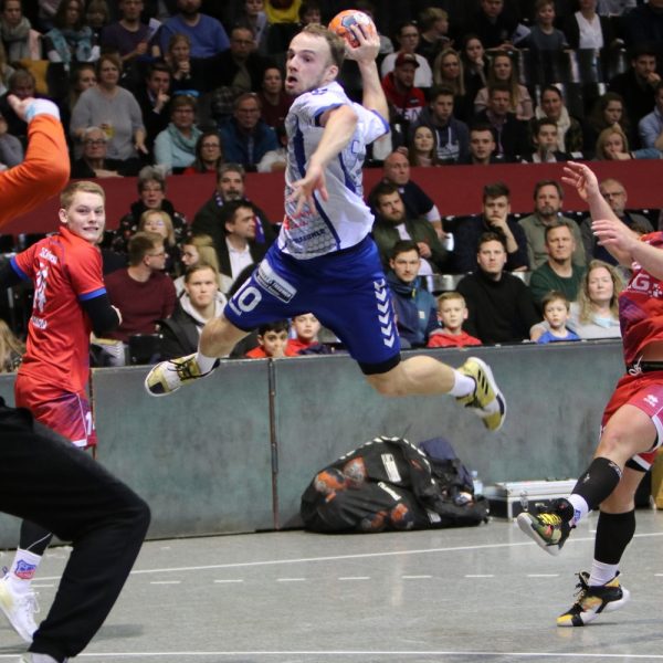 Vincent Sohmann beim Wurf gegen den TuS Vinnhorst