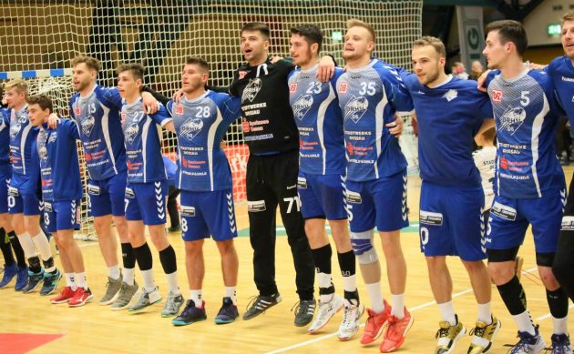 team-zusammenhalt Team zeigt Zusammenhalt nach dem Spiel