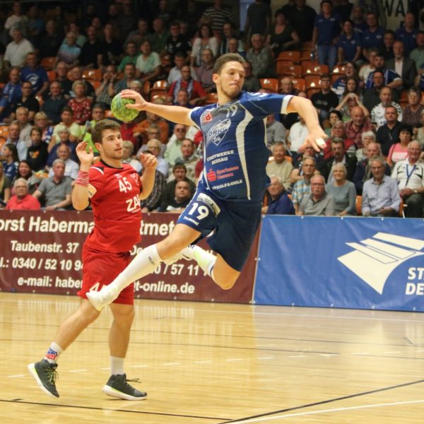 Daniel Schmidt beim Wurf gegen TuS Vinnhorst