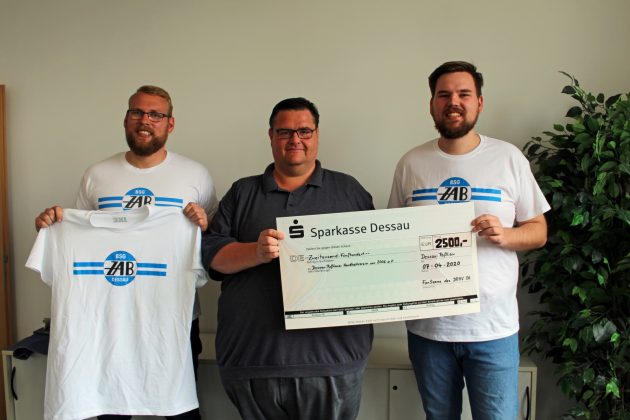 Scheckübergabe Fanclubs an den Verein