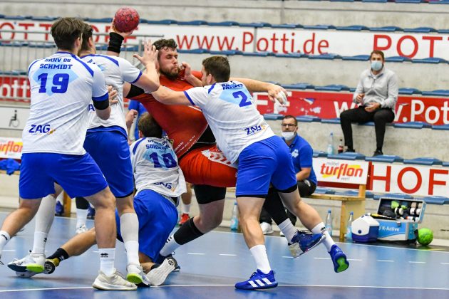 die komplette DRHV-Abwehr stürzt sich auf Hamm’s gefährlichen Kreisläufer Foto vom Spiel des ASV Hamm gegen Dessau