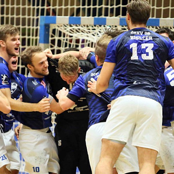 Teamjubel nach dem Sieg gegen den TuS Fürstenfeldbruck