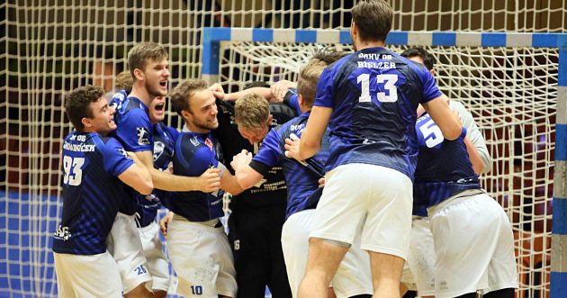 team-jubel-page-1020 Teamjubel nach dem Sieg gegen den TuS Fürstenfeldbruck