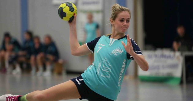 veronica-2damen-page-1020 Koniuchova, Veronika beim Wurf