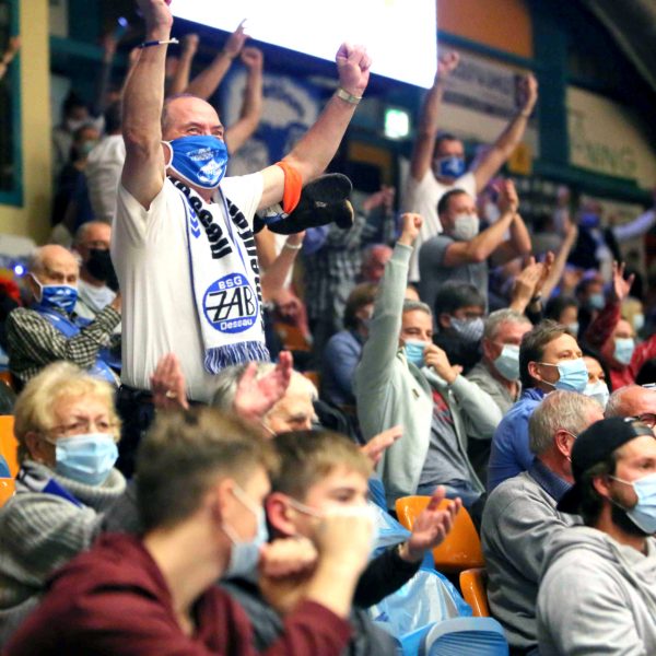 Foto eines Zuschauers, der sich über ein Tor des DRHV in der Anhalt-Arena freut