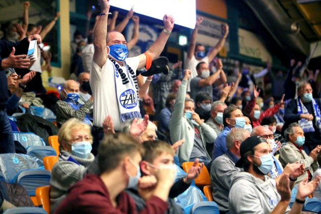 Ein Zuschauer freut sich über ein Tor in der Anhalt-Arena Foto eines Zuschauers, der sich über ein Tor des DRHV in der Anhalt-Arena freut
