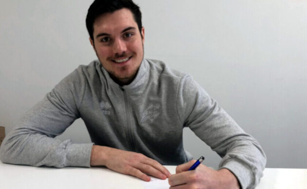 Lennart Gliese bei der Vertragsverlängerung 2021