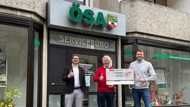 drhv_bg_16_9_mit-Rahmen_weißBG Scheckübergabe ÖSA-Versicherung 2021