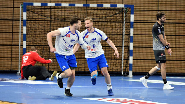 Jakub Hrstka und Tim Bielzer beim OStderby gegen den HC Elbflorenz Dresden Saison 2020/21