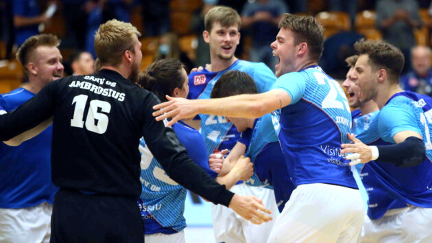 Jubel nach dem ersten Saisonsieg 2021/22 gegen die Eulen Ludwigshafen