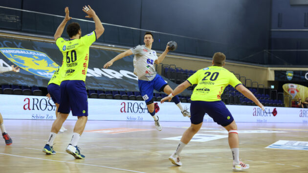 emanuel-rosotck-1221 Max Emanuel im Angriff gegen den HC Empor Rostock Saison 2021-22