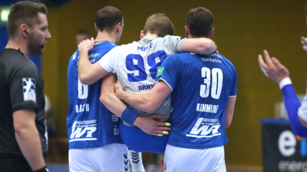 pust-aue-1221 Yannick-Marcos Pust wird vom Spielfeld getragen Dezember 2021