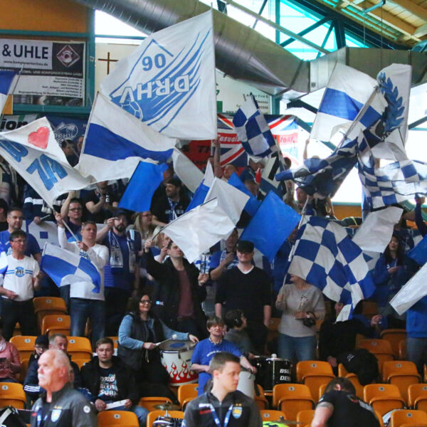 Fans des DRHV 06 feiern im Spiel gegen Empor Rostock