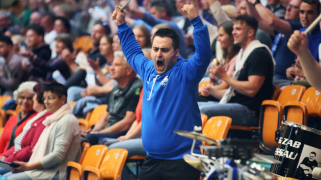 Fan freut sich über ein Tor des DRHV06, Foto: Marian Storch