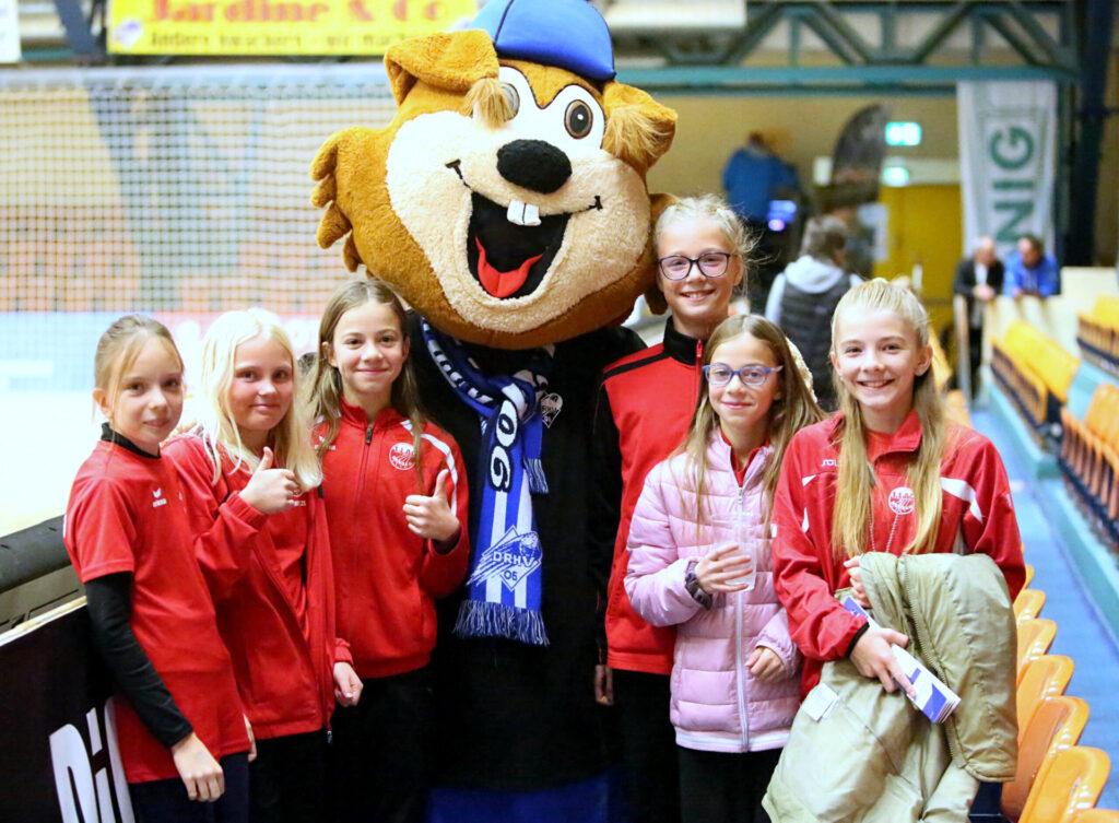 Bobby Biber mit den Kindern vom 1. LAC Dessau Saison 2022/23