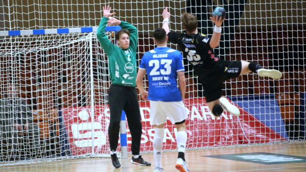 Janik Patzwaldt im Spiel gegen den HSC 2000 Coburg Saison 2022/23