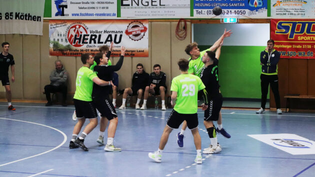 Oliver Robertz (5) vom HC Aschersleben konnte an diesem Tag gut von den Jungs der JSpG am Torewerfen gehindert werden. I Foto: DRHV 06 Oliver Robertz (5) vom HC Aschersleben konnte an diesem Tag gut von den Jungs der JSpG am Torewerfen gehindert werden. I Foto: DRHV 06