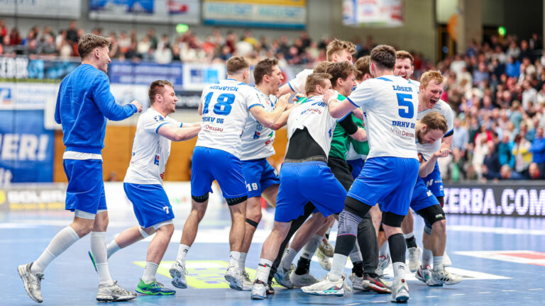 spielbericht-balingen-0423 Jubeltraube nach dem Auswärtssieg beim HBW Balingen-Weilstetten Saison 2022/23