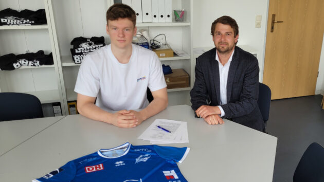 Tim Maximilian Hertzfeld mit DRHV-Manager Sebastian Glock bei der Vertragsunterzeichnung Mai 2023