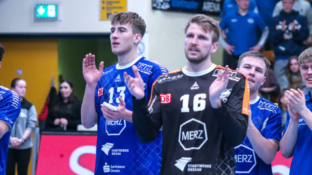 spielbericht-aue-1123 Alexander Djordjije Mitrović und Philip Ambrosius nach dem Derbysieg gegen den EHV Aue Saison 2023/24