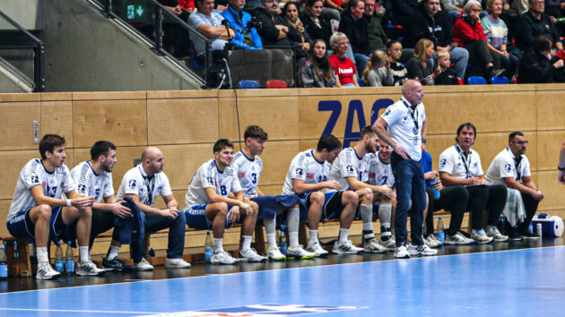 vorbericht-aue-1123 DRHV-Trainer Uwe Jungandreas vor der Spielerbank gegen den TuS Vinnhorst Saison 2023/24