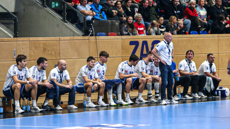 vorbericht-aue-1123 DRHV-Trainer Uwe Jungandreas vor der Spielerbank gegen den TuS Vinnhorst Saison 2023/24