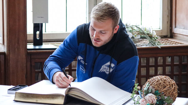 eintragung-ehrenbuch-1223 Patrick Gempp trägt sich ins Ehrenbuch der Stadt Dessau-Roßlau ein Saison 2023/24