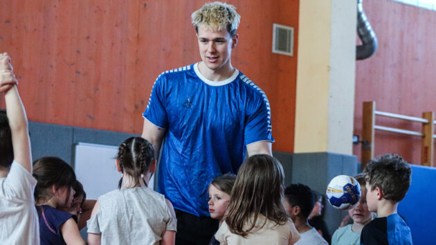 leu-schule-0324 Tillman Leu mit den Grundschülern der GS Waldstraße in Roßlau