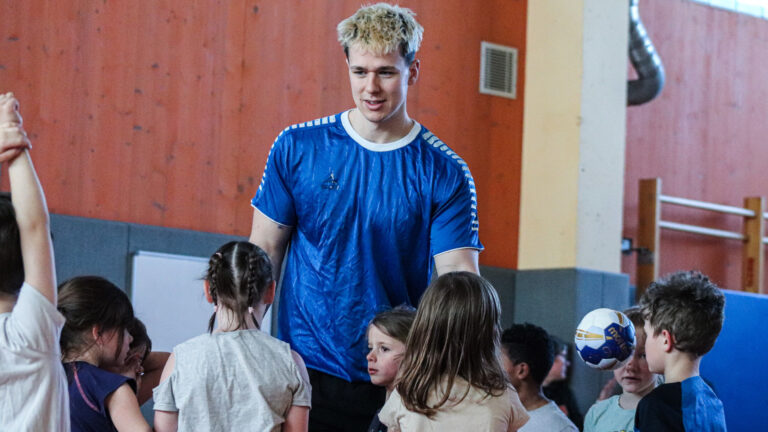 leu-schule-0324 Tillman Leu mit den Grundschülern der GS Waldstraße in Roßlau
