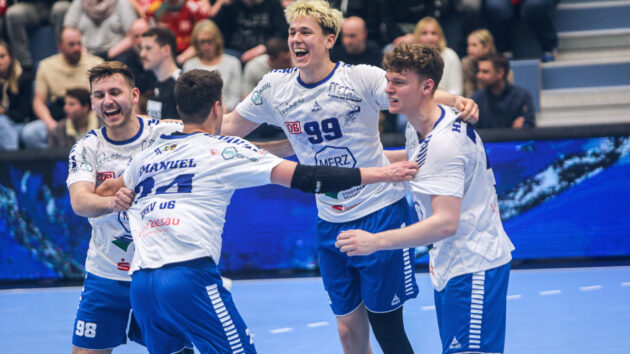 spielbericht-essen-0324 ausgelassene Freude nach dem Auswärtssieg in Essen Saison 2023/24