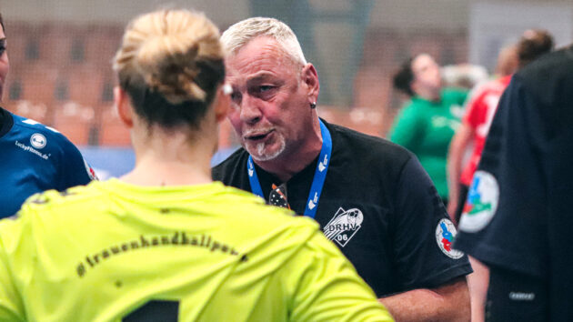 spielbericht_damen_niederndodelen_1124 DRHV-Damentrainer Frank Eichardt im Gespräch mit seinem Team Saison 2024/25