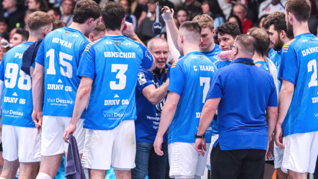 spielbericht_minden_1224 DRHV-Trainer Uwe Jungandreas bei einer Auszeit im Spiel gegen GWD Minden Saison 2024/25