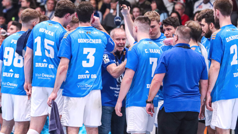 spielbericht_minden_1224 DRHV-Trainer Uwe Jungandreas bei einer Auszeit im Spiel gegen GWD Minden Saison 2024/25