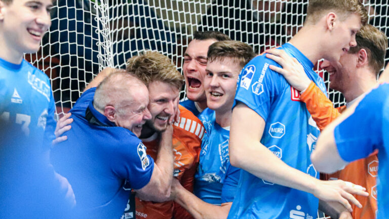 spielbericht_tvg_0225 Jubelszene nach dem Heimsieg in letzter Sekunde gegen den TV Großwallstadt Saison 2024/25 mit Uwe Jungandreas und Philip Ambrosius und Fritz-Leon Haake