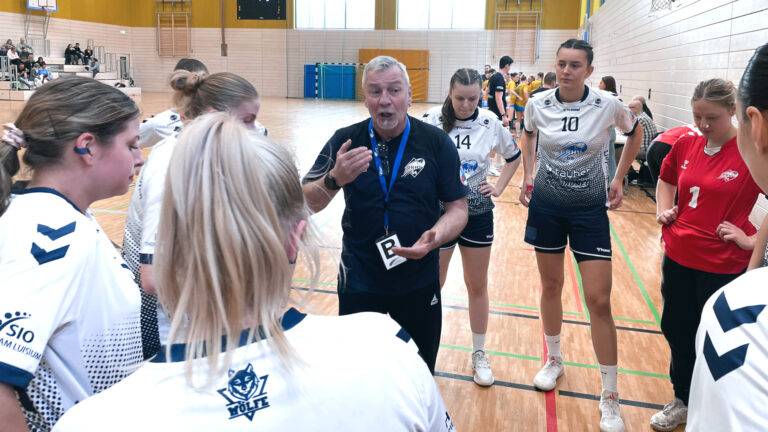 DRHV-Trainer Frank Eichhardt spricht mit seinem Team Saison 2024/25