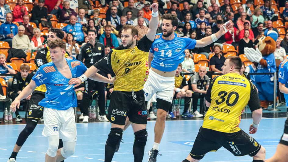 Tim Hertzfeld und Jakub Powarzyński im Spiel gegen den HSC 2000 Coburg Saison 2024/25