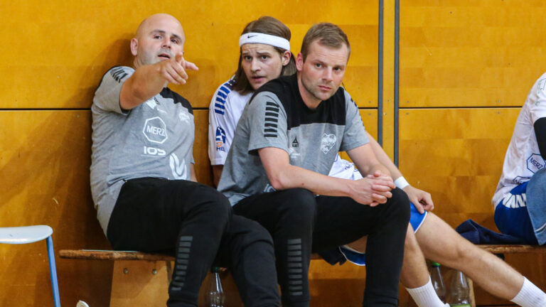 vorbericht_coburg_testspiel_0825 Das neue Trainergespann beim DRHV Vanja Radić und Philipp Braun mit Mika Schüler