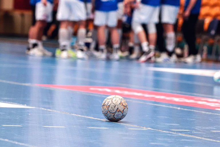 Stockmotiv Ball auf Spielfeld DRHV 06 Saison 2025/26