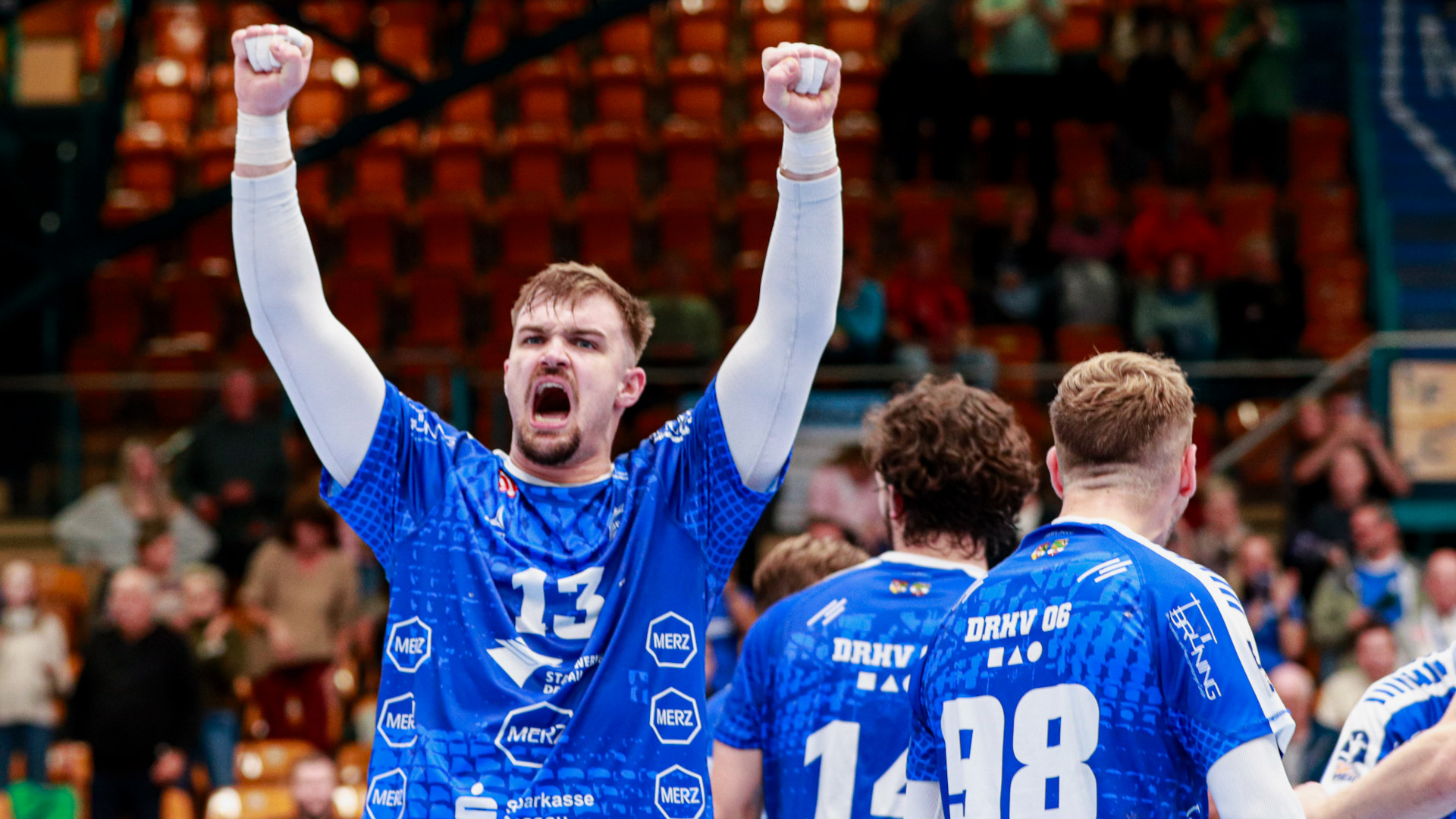 Valentin Neagu jubelt nach dem Schlusspfiff beim Heimsieg gegen den TuS N-Lübbecke Saison 2025/26