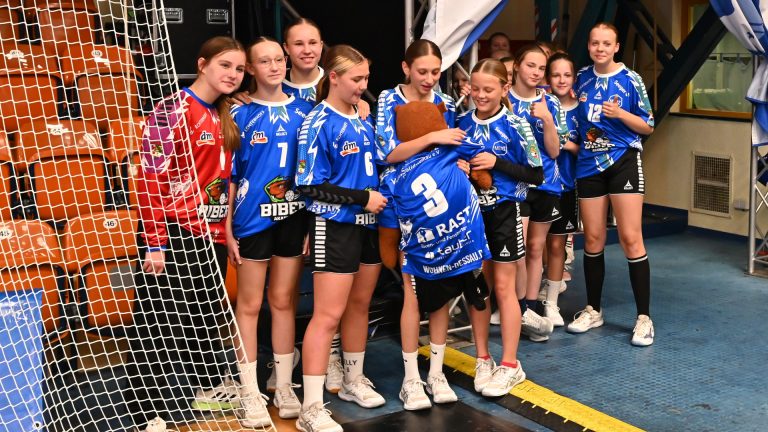 Trikotübergabe durch die Biber-Akademie für die Saison 2025/26