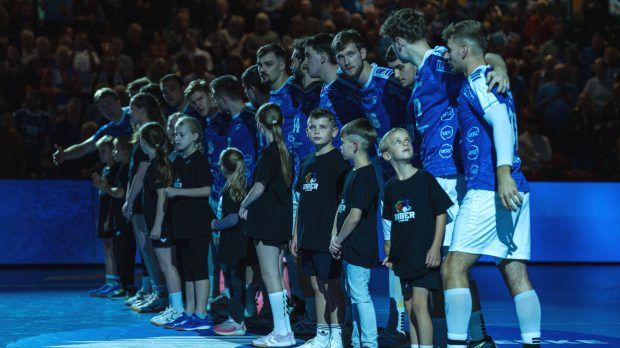 DRHV-Team beim Einlauf mit Kindern aus der Biber-Akademie Saison 2025/26