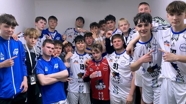 spielbericht_b_jugend_rostock_0126 Kabinensiegerfoto der männlichen B-Jugend nach dem Erfolg über HC Empor Rostock Januar 2026