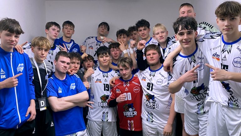 Kabinensiegerfoto der männlichen B-Jugend nach dem Erfolg über HC Empor Rostock Januar 2026
