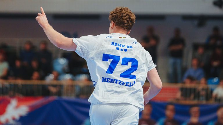 Tim Hertzfeld nach einem Treffer beim Gastspiel in Potsdam Saison 2025/26